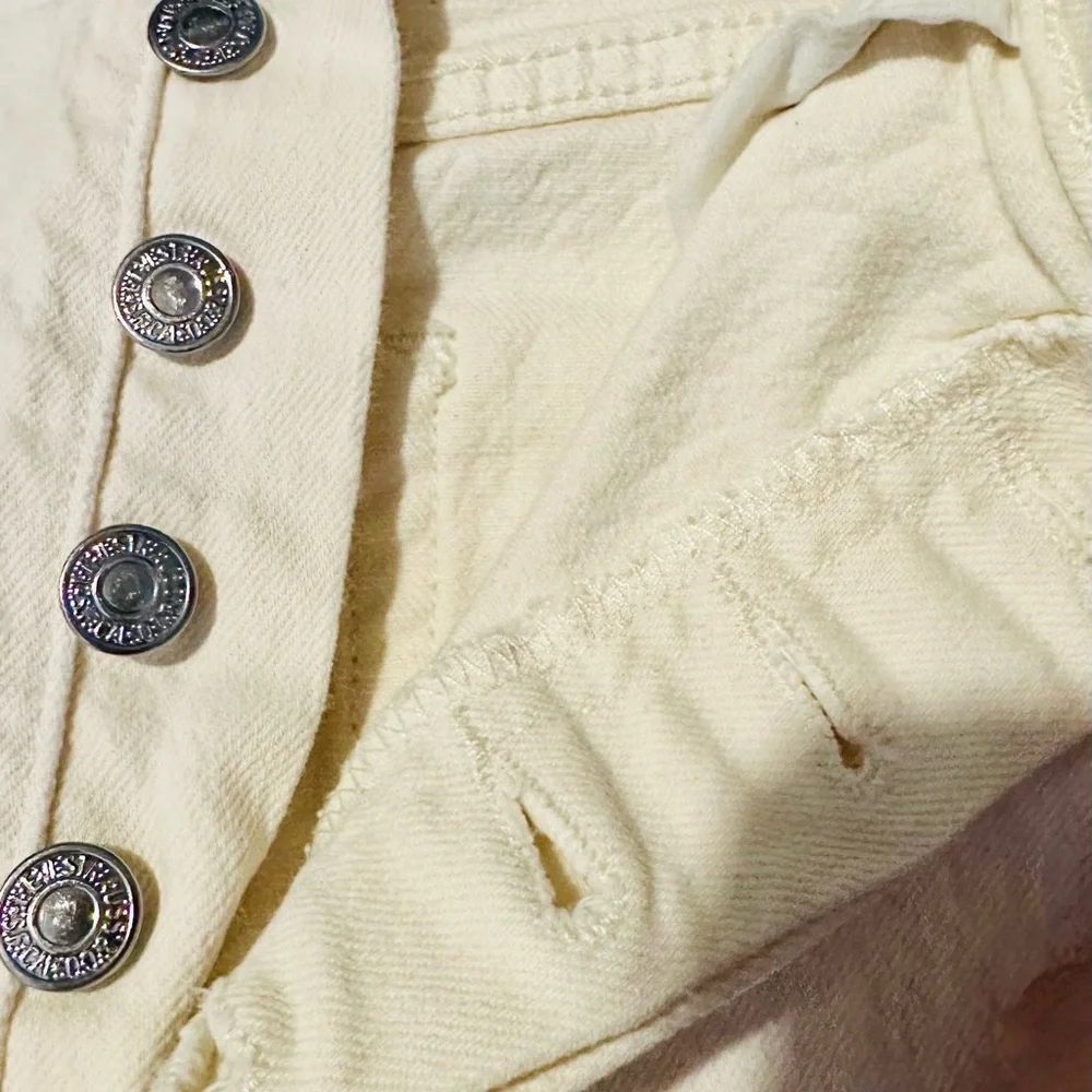 EUC Levi's Men's Classic White Jeans Size 32‎